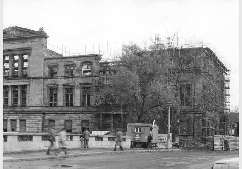 Blick vom Kupfergraben auf das Neue Museum mit Baugerüst