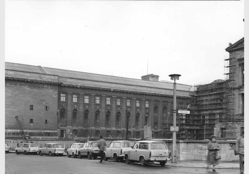 Blick vom Kupfergraben auf das Pergamonmuseum und das Neue Museum mit Baugerüst