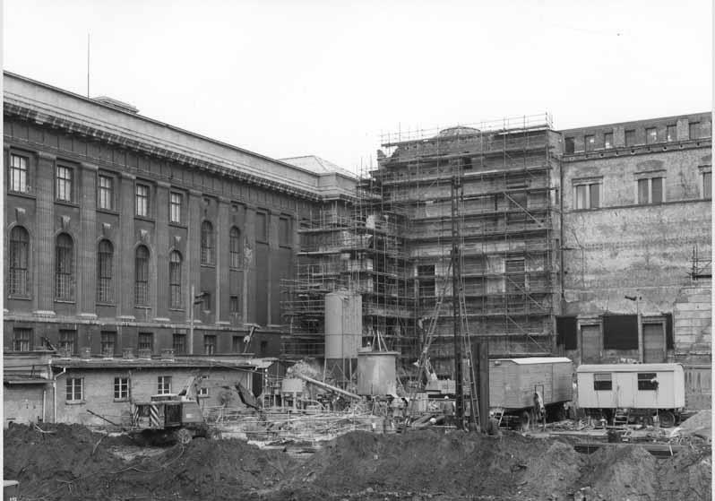 Blick vom Kupfergraben auf das Pergamonmuseum und das Neue Museum mit Baugerüst