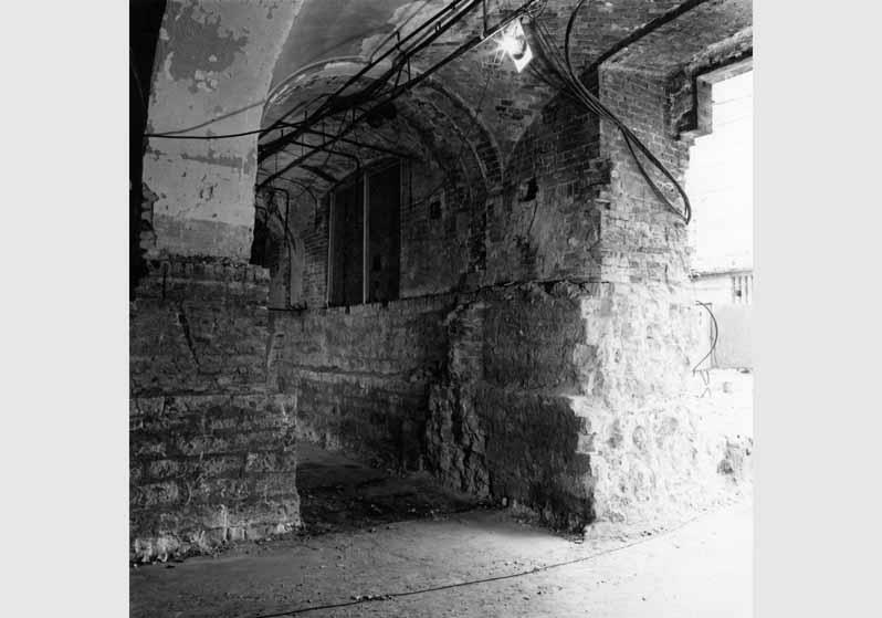 Blick auf das zerstörte Kellergeschoß des Neuen Museums