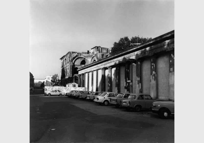 Parkende Autos vor den zugemauerten Kolonnaden an der Museumsinsel