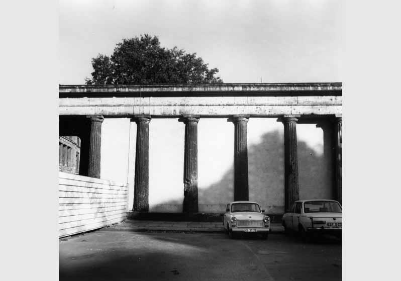 Parkende Autos vor den zugemauerten Kolonnaden an der Museumsinsel
