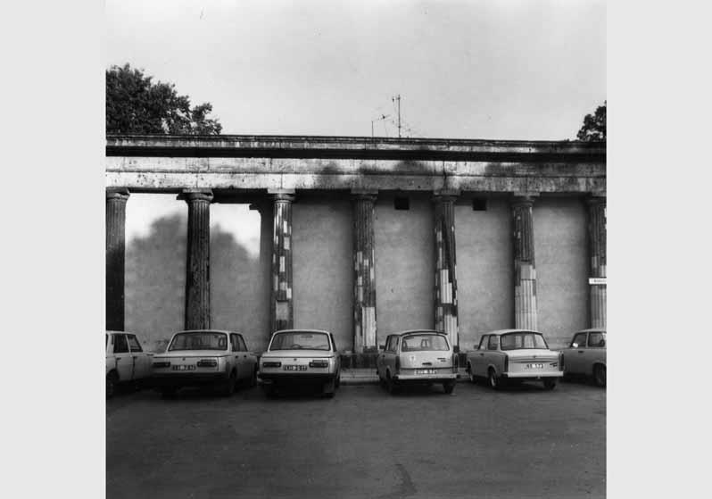 Parkende Autos vor den zugemauerten Kolonnaden an der Museumsinsel