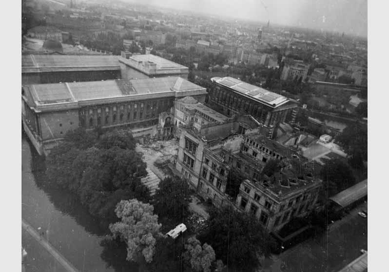 Luftbildaufnahme von der Museumsinsel mit Blick auf das Neue Museum, das Pergamonmuseum und die Nationalgalerie