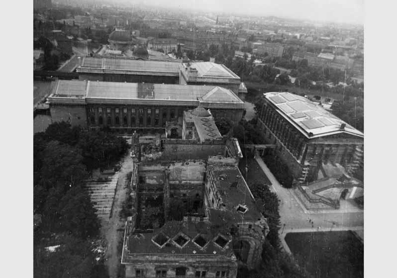 Luftbildaufnahme von der Museumsinsel mit Blick auf das Neue Museum, das Pergamonmuseum und die Nationalgalerie