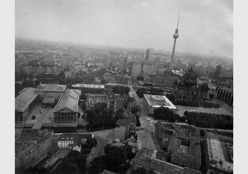 Luftbildaufnahme von der Museumsinsel mit Blick auf das Neue Museum, das Alte Museum, das Pergamonmuseum und die Nationalgalerie