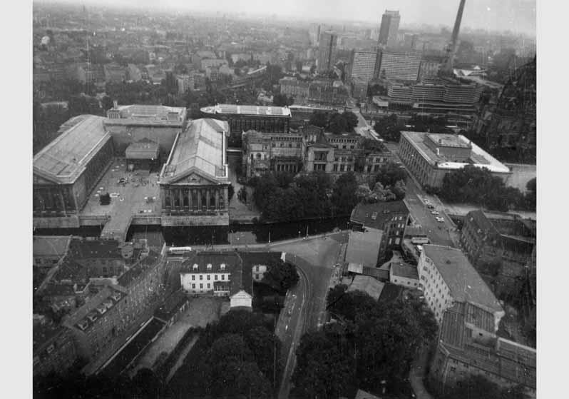 Luftbildaufnahme von der Museumsinsel mit Blick auf das Neue Museum, das Alte Museum, das Pergamonmuseum und die Nationalgalerie