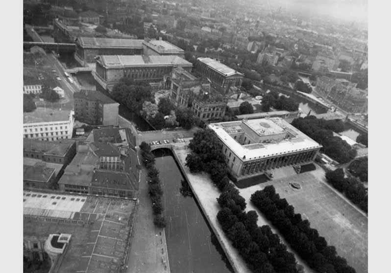 Luftbildaufnahme von der Museumsinsel mit Blick auf das Neue Museum, das Alte Museum, das Pergamonmuseum und die Nationalgalerie