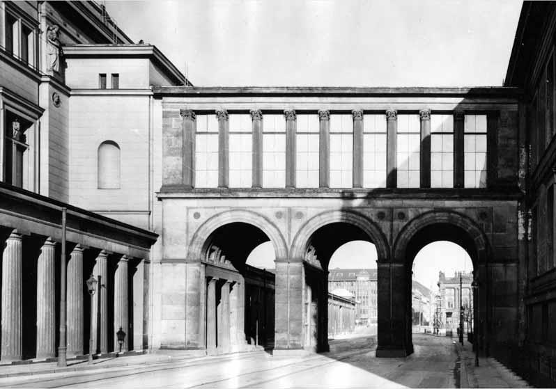Blick auf den Übergang zwischen Altem Museum und Neuem Museum
