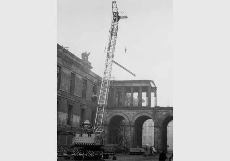 Bauarbeiten am Übergang vom Neuen Museum zum Alten Museum in der Bodestraße