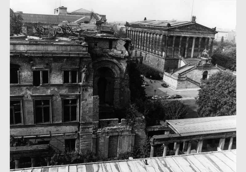 Blick vom Dach des Alten Museums auf den zerstörten Übergang und die zerstörte Fassade des Neuen Museums