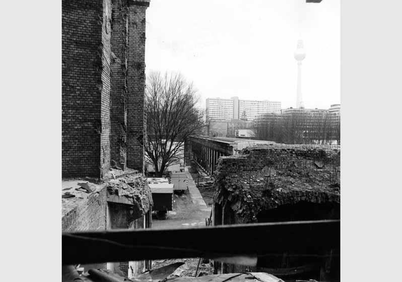 Blick auf die zerstörte Fassade des Neuen Museums und die Kolonnaden vor dem Hintergrund des Fernsehturms