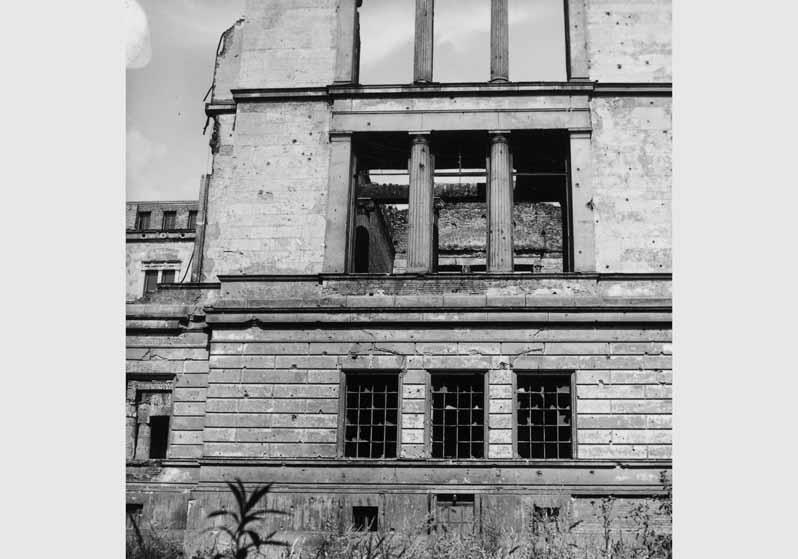 Blick auf die zum Teil zerstörte Fassade des Neuen Museums