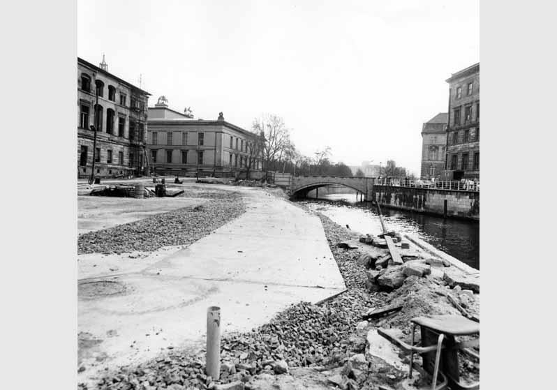 Blick auf den Vorplatz des Neuen Museums vor dem Hintergund des Alten Museums und der Eisernen Brücke