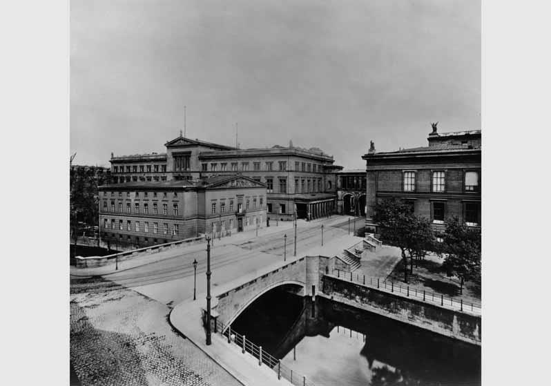 Blick von der Eisernen Brücke auf den Packhof, das Neue Museum und das Alte Museum