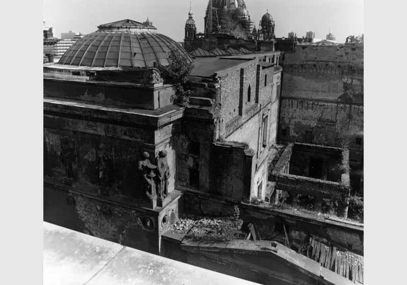 Blick vom Dach des Pergamonmuseums auf die zerstörte Fassade des Neuen Museums