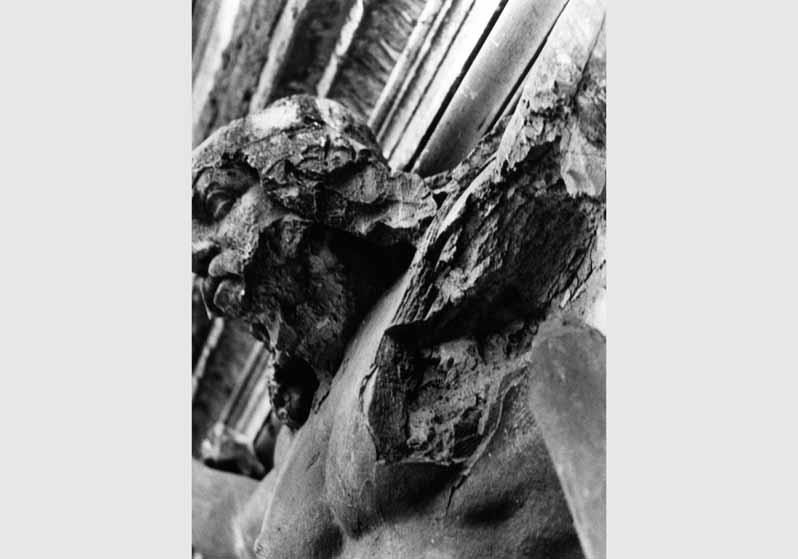 Blick auf einen Teil des Frieses "Untergang von Pompeji durch die Gewalt der Naturelemente" von Hermann Schievelbein im Griechischen Hof des Neuen Museums