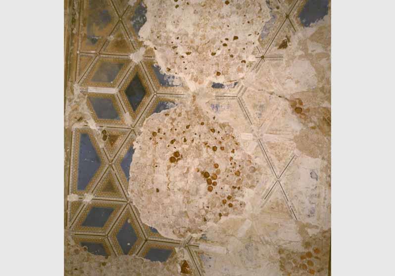 Blick auf die zerstörte Decke des Römischen Saals im Neuen Museum