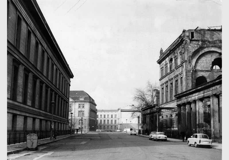 Blick von der Bodestraße auf das Neue Museum und das Alte Museum