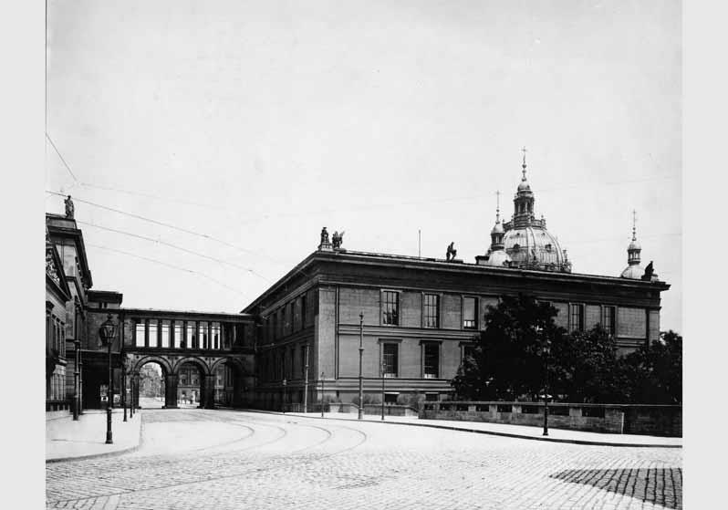 Blick von der Bodestraße auf das Alte Museum mit dem Übergang zum Neuen Museum