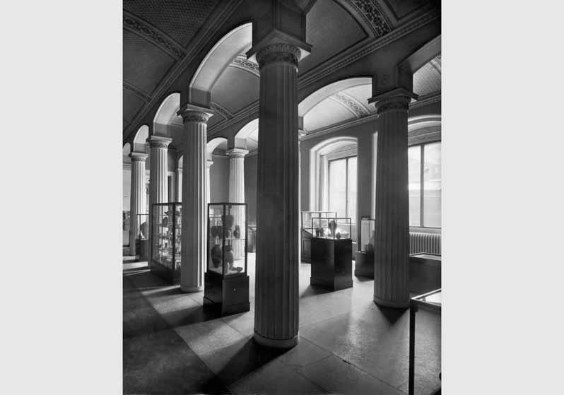 Blick in ein Ausstellungsraum mit ägyptischen Exponaten im Neuen Museum
