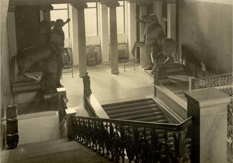 Blick auf das Haupttreppenhaus im Neuen Museum mit Blick auf zwei Monumentalskulpturen