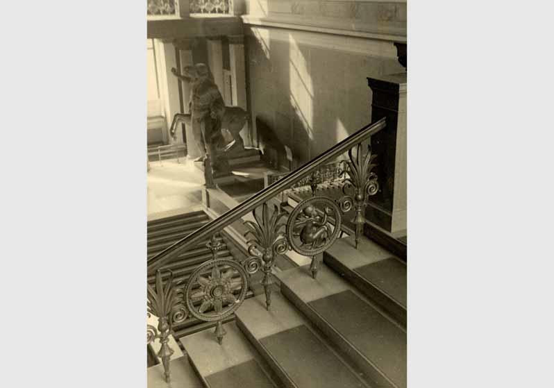 Blick auf das Haupttreppenhaus im Neuen Museum mit Blick auf einen Abguss einer Monumentalskulptur