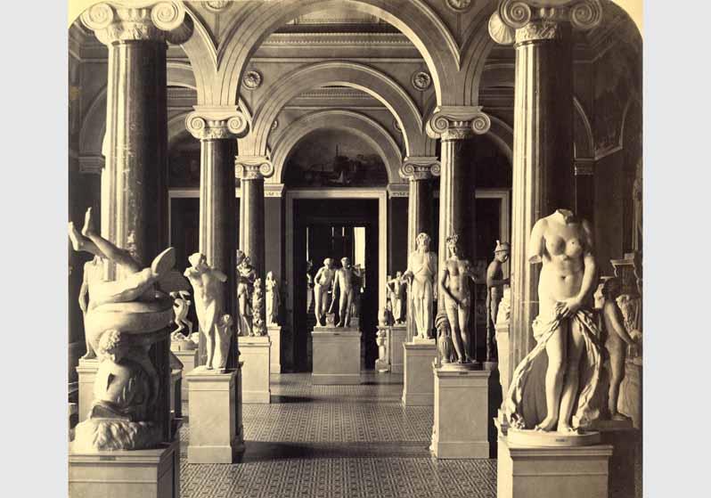 Blick in den Römischen Saal im Neuen Museum, Aufstellung von Gipsabgüssen