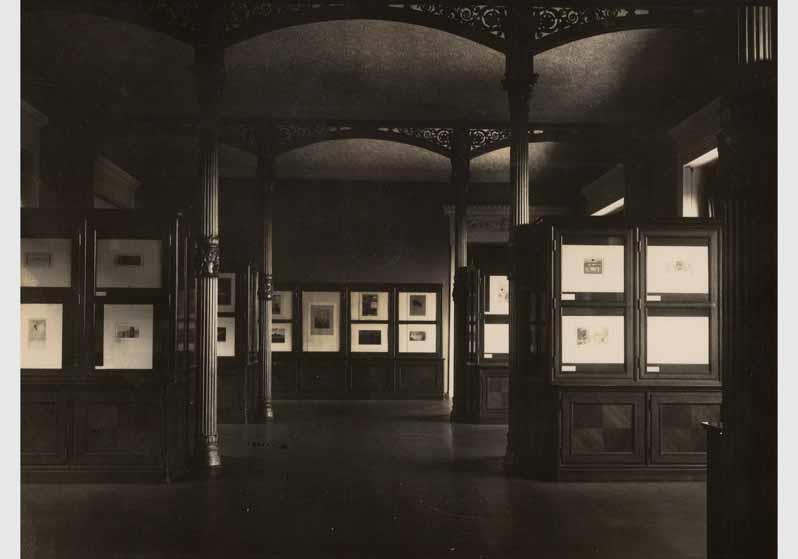Aufstellung des Kupferstichkabinetts im östlichen Kunstkammersaal des Neuen Museums
