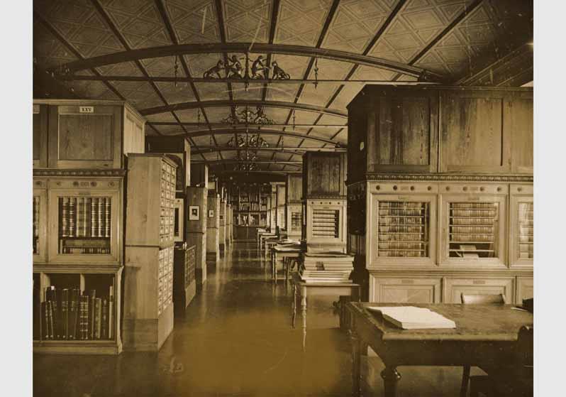 Aufstellung des Kupferstichkabinetts im Blauen Saal des Neuen Museums