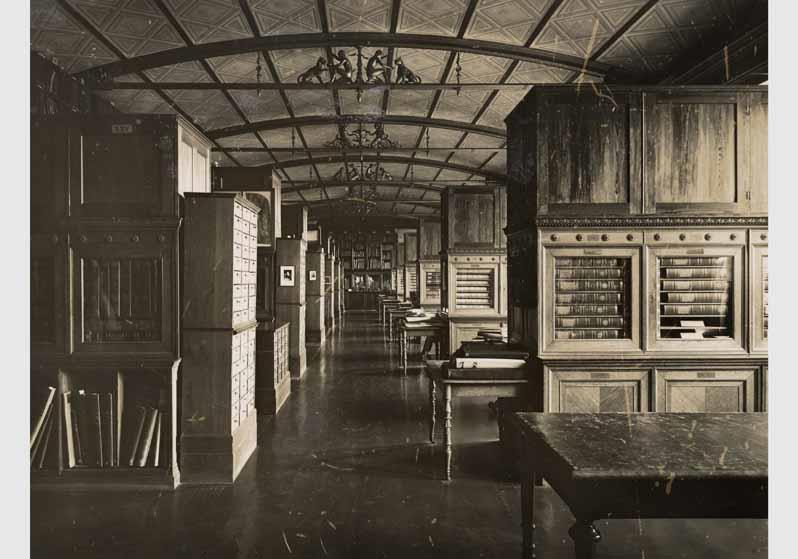 Aufstellung des Kupferstichkabinetts im Blauen Saal des Neuen Museums