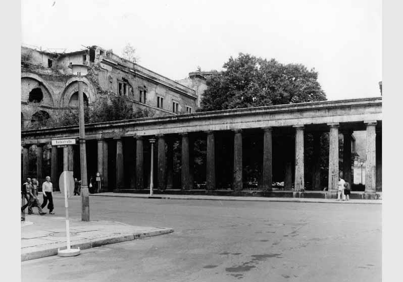 Blick von der Bodestraße auf die Kolonnaden an der Museumsinsel