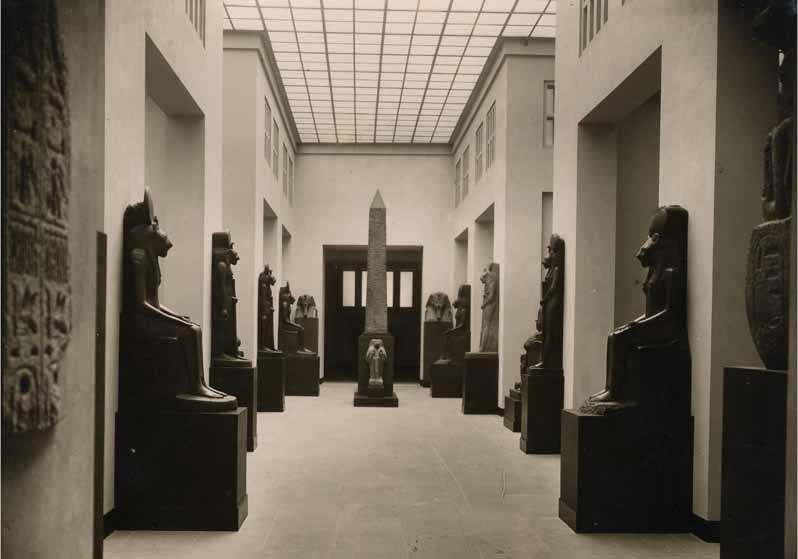 Blick in den Amarnahof im Neuen Museum nach dem Umbau des Griechischen Hofes