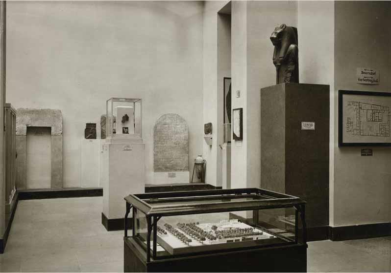 Blick in den Amarnahof im Neuen Museum nach dem Umbau des Griechischen Hofes