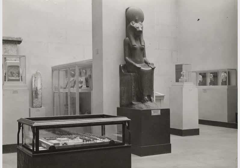 Blick in den Amarnahof im Neuen Museum nach dem Umbau des Griechischen Hofes