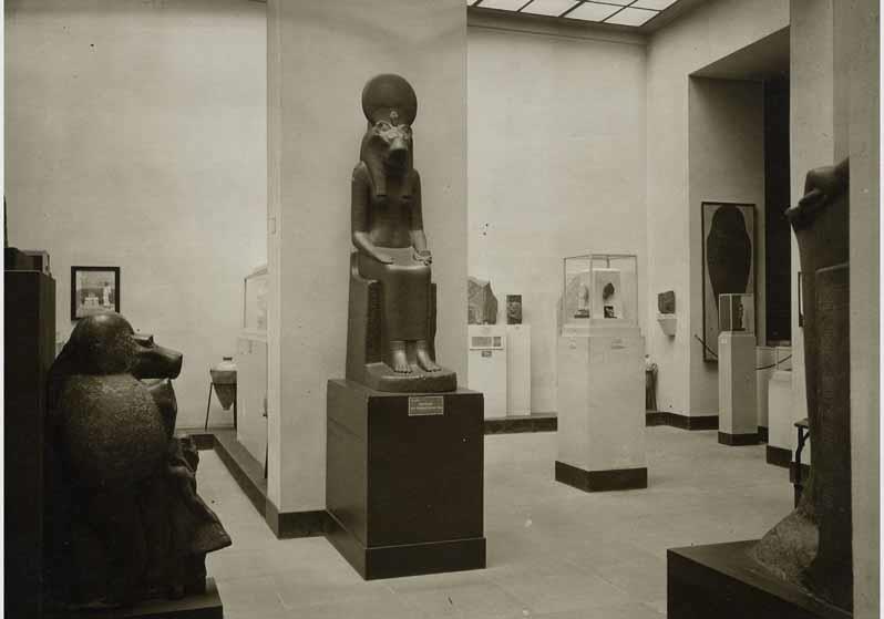 Blick in den Amarnahof im Neuen Museum nach dem Umbau des Griechischen Hofes