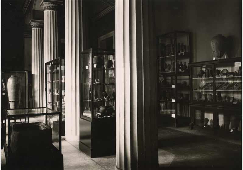 Blick in den Saal hinter der Treppe im Neuen Museum