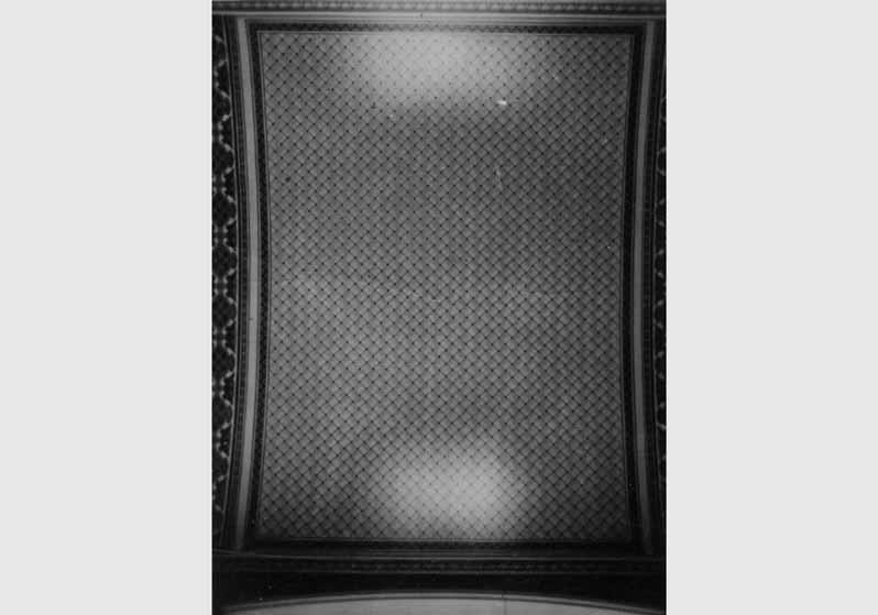Blick auf die Decke im Saal hinter der Treppe im Neuen Museum