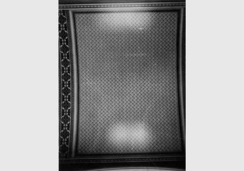 Blick auf die Decke im Saal hinter der Treppe im Neuen Museum