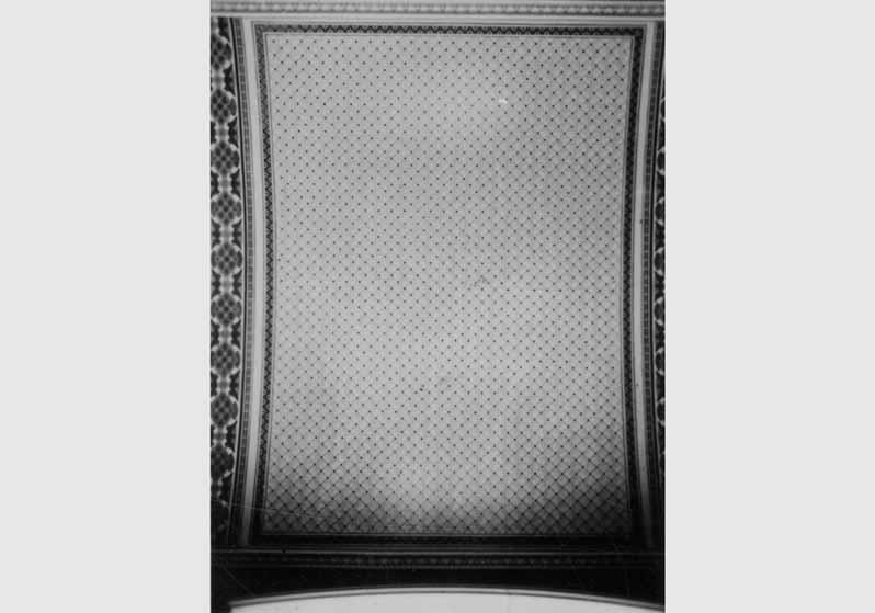 Blick auf die Decke im Saal hinter der Treppe im Neuen Museum