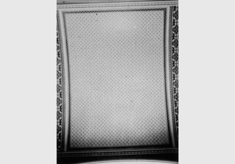 Blick auf die Decke im Saal hinter der Treppe im Neuen Museum