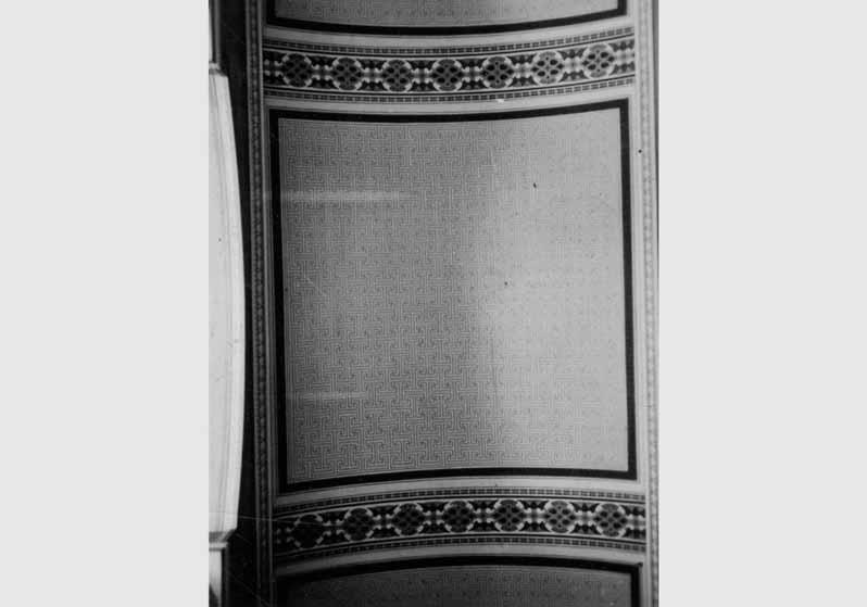 Blick auf die Decke im Saal hinter der Treppe im Neuen Museum