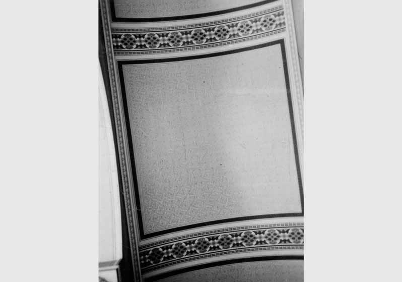 Blick auf die Decke im Saal hinter der Treppe im Neuen Museum