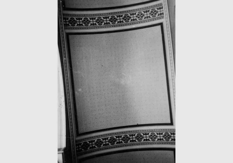 Blick auf die Decke im Saal hinter der Treppe im Neuen Museum