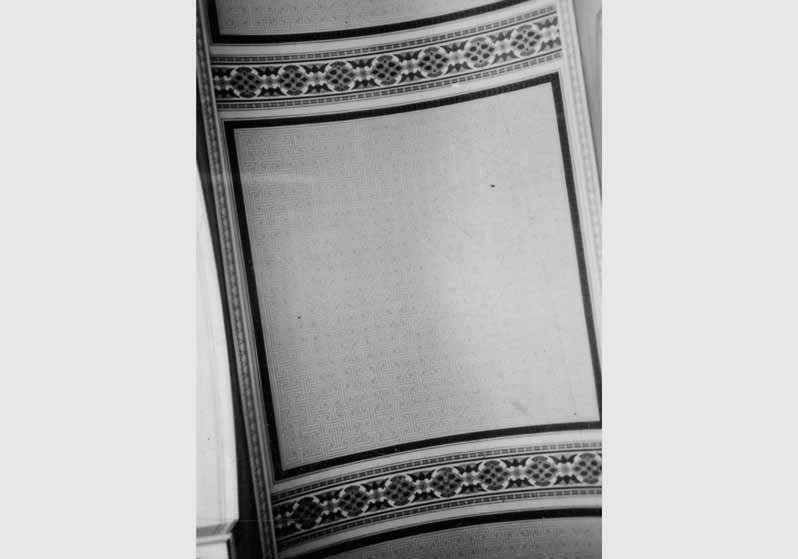 Blick auf die Decke im Saal hinter der Treppe im Neuen Museum