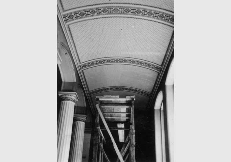 Blick auf die Decke im Saal hinter der Treppe im Neuen Museum
