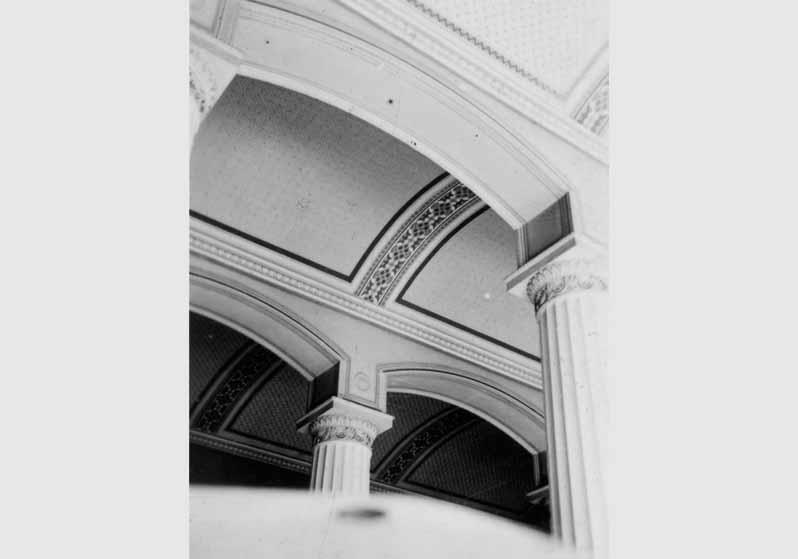 Blick auf die Decke im Saal hinter der Treppe im Neuen Museum