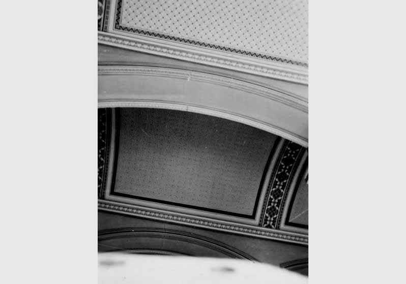 Blick auf die Decke im Saal hinter der Treppe im Neuen Museum