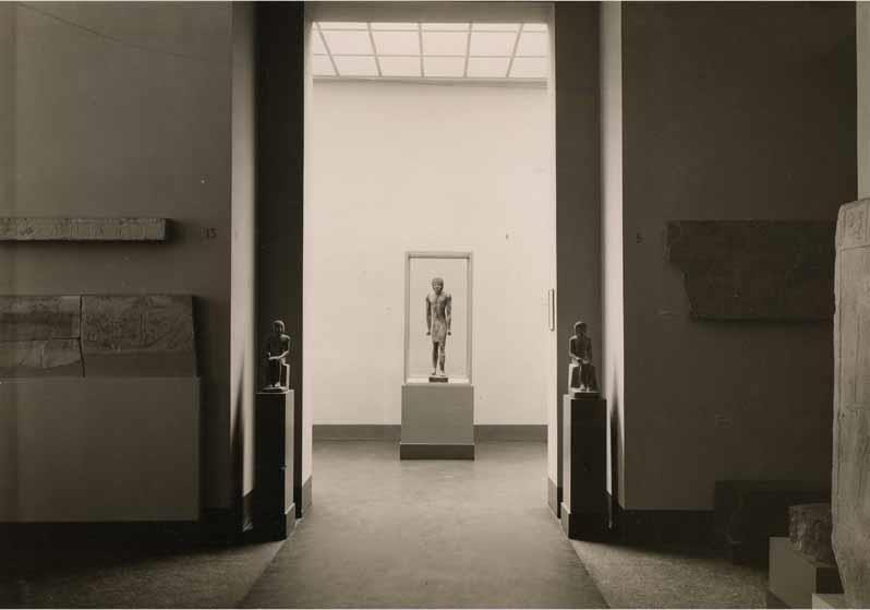 Blick in den Gräbersaal im Neuen Museum mit Blick auf die Standfigur des Per-her-nofret