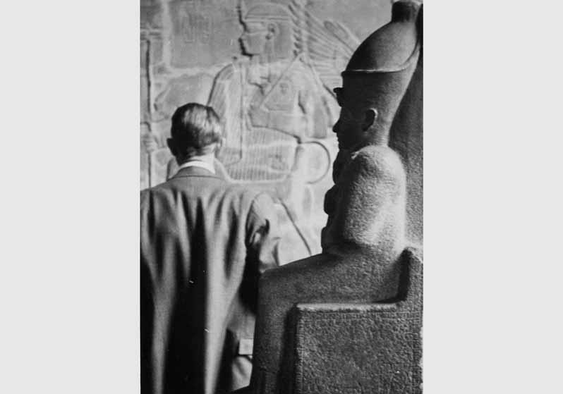 Besucher in der Ägytischen Abteilung im Neuen Museum